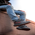 Hoe combineer je sneakers met een vrouwelijke outfit?