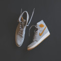 Hoe combineer je sneakers met een stijlvolle jurk?