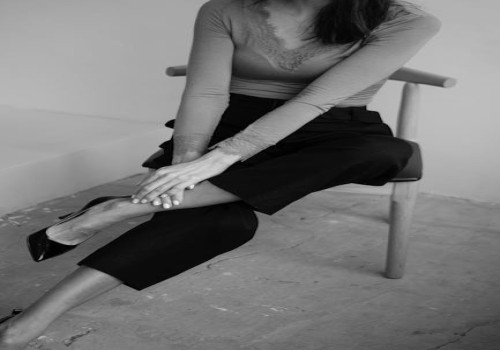 Hoe combineer je een grijze broek voor dames op een tijdloze manier?