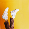 Hoe combineer je sneakers met een stijlvolle rok?