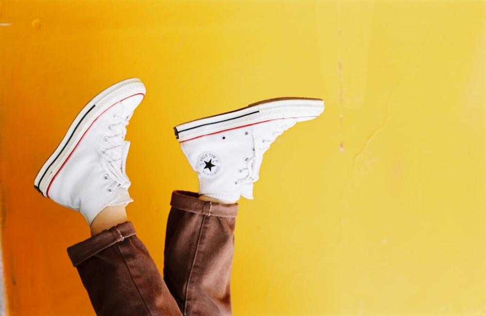 Hoe combineer je sneakers met een stijlvolle rok?