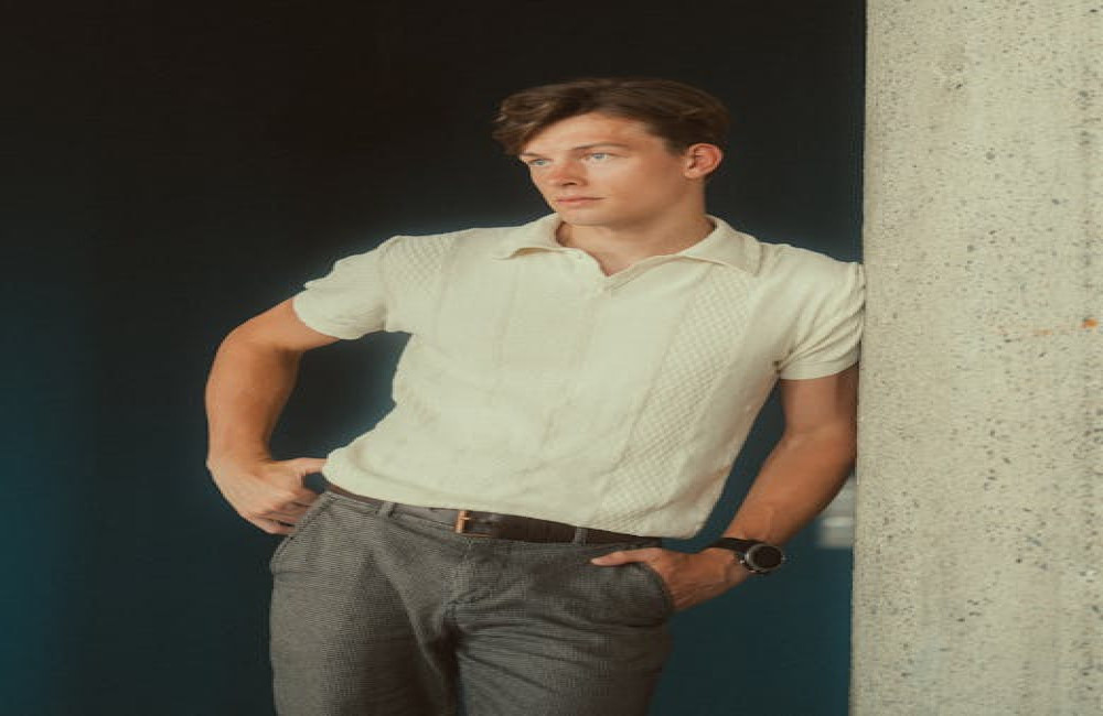 Hoe combineer je een zwarte linnen broek voor een luchtige maar nette outfit?