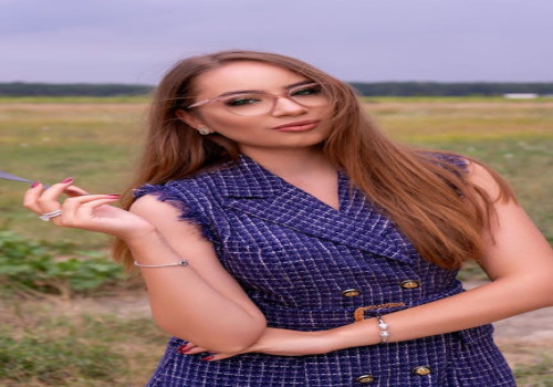 Hoe combineer je een zwart witte broek zonder dat het te druk wordt?