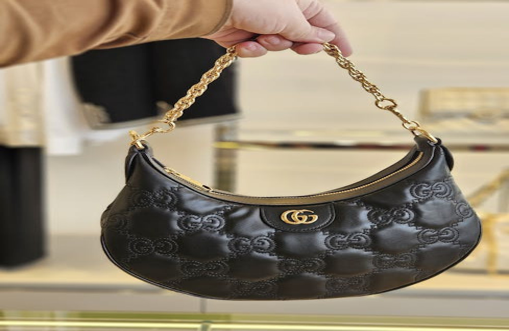 Welke tas draag je bij een cocktailjurk voor een stijlvolle en praktische look