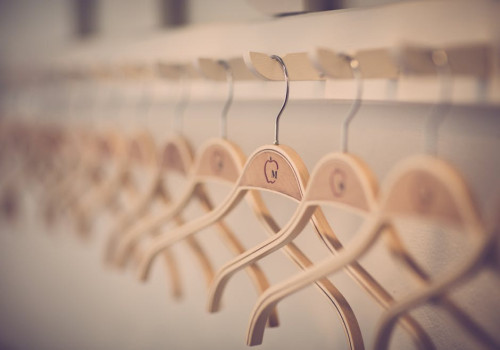 Wat is een capsule wardrobe en hoe stel je er zelf een samen?