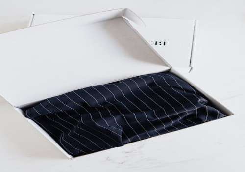 Hoe combineer je een blauw wit gestreepte broek voor een frisse en gebalanceerde look?