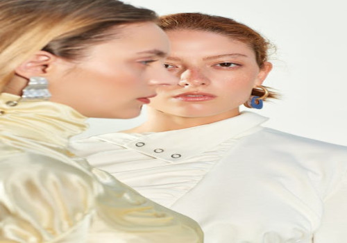 Hoe combineer je een cargo broek met een stoere maar vrouwelijke uitstraling?