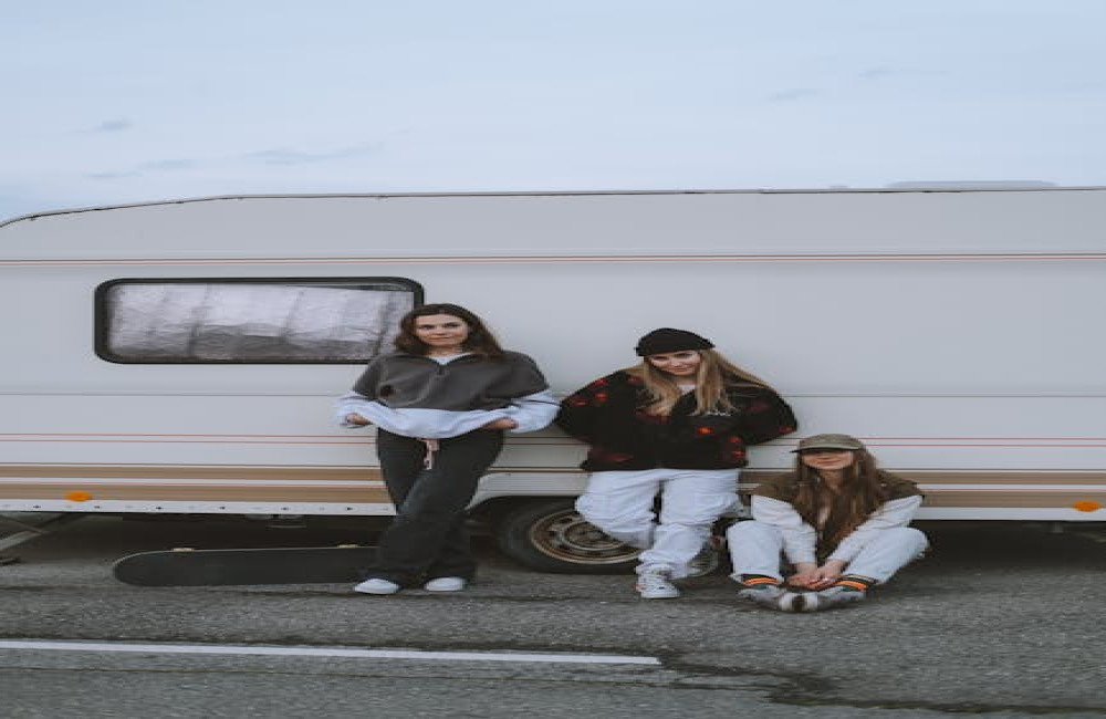 Hoe creëer je een feminine streetstyle look die toch comfortabel blijft?