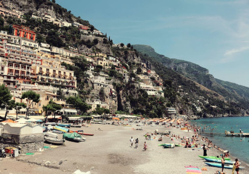 Welke kleding dragen tijdens een lunch op een Italiaans strand?